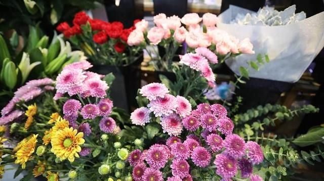 青岛西海岸新区：七夕前夕鲜花市场很“火爆”
