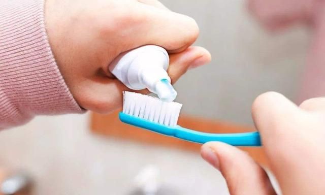 你真的会挑选牙膏吗？那牙膏底部为什么会有小彩条？