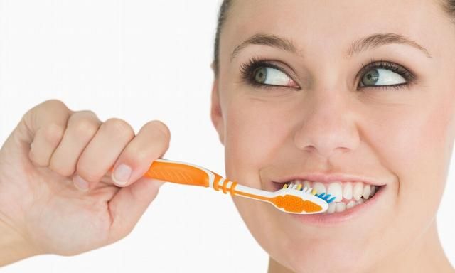 你真的会挑选牙膏吗？那牙膏底部为什么会有小彩条？
