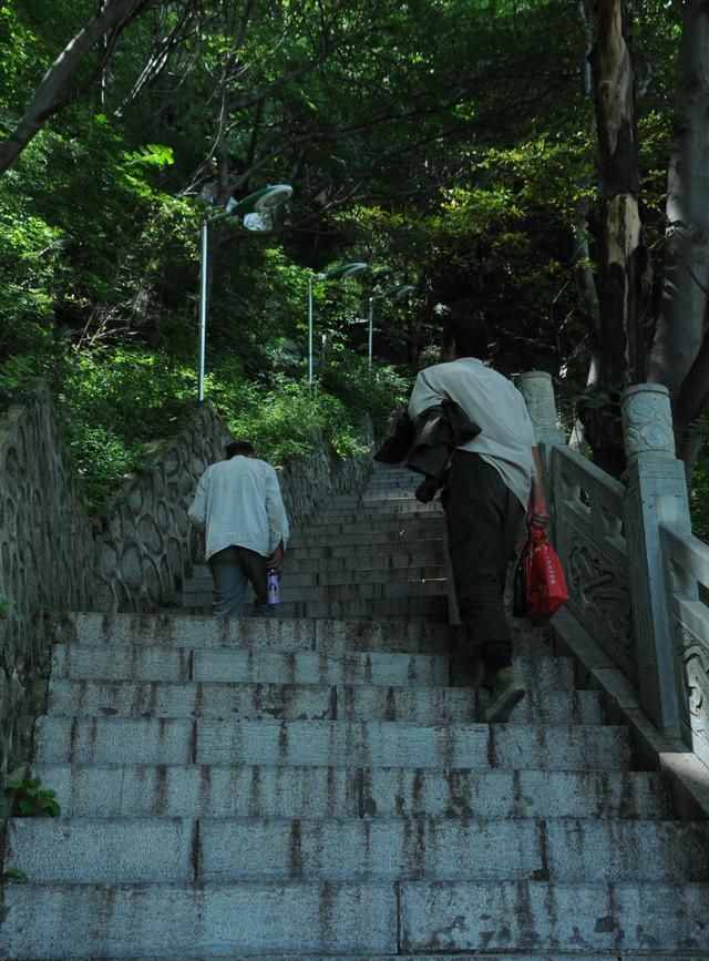 距西安1小时，这座秦岭小镇比想象中美，名山环绕，还有溶洞