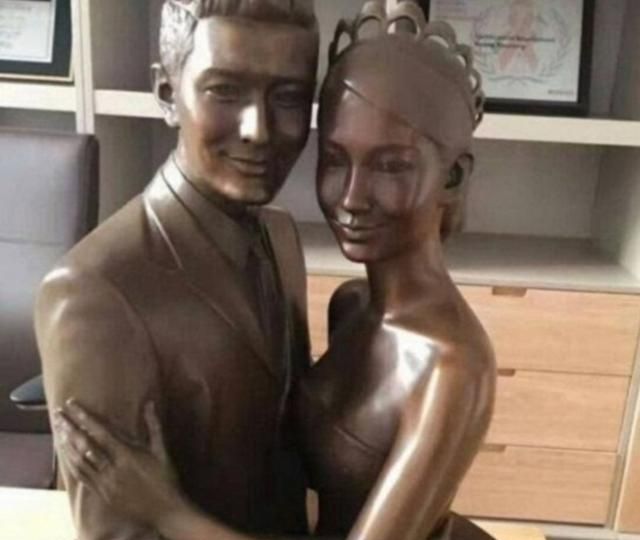 黄晓明曾为前妻杨颖铸铜像，如今离婚后无法处理，这也太尴尬了