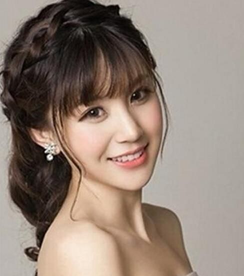 齐刘海新娘发型怎么打造高级感,2021年最流行的新娘空气刘海发型图1