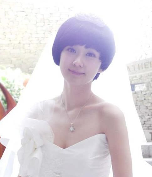 齐刘海新娘发型怎么打造高级感,2021年最流行的新娘空气刘海发型图3