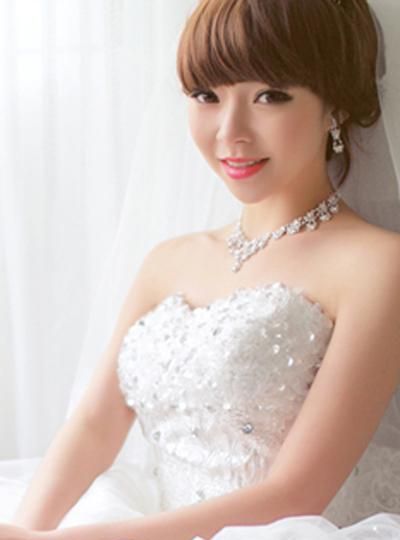 齐刘海新娘发型怎么打造高级感,2021年最流行的新娘空气刘海发型图5