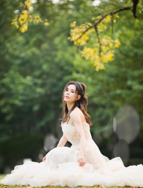 46岁李若彤穿抹胸婚纱，半丸子头减龄又甜美，自带满满的仙女气息