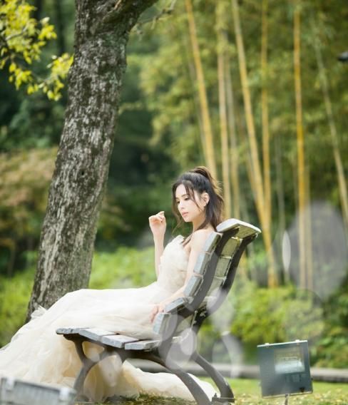 46岁李若彤穿抹胸婚纱，半丸子头减龄又甜美，自带满满的仙女气息