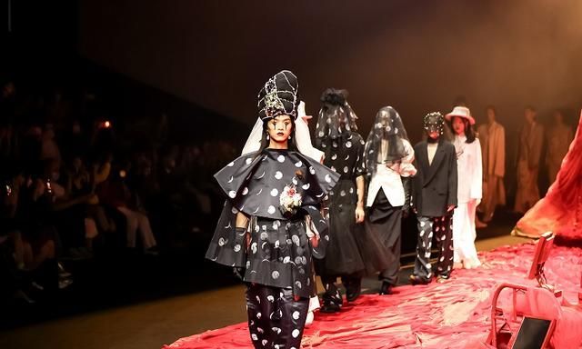 去性別化的婚纱礼服为主题，TUYUE涂月发布2023春夏系列「美丽新世界」