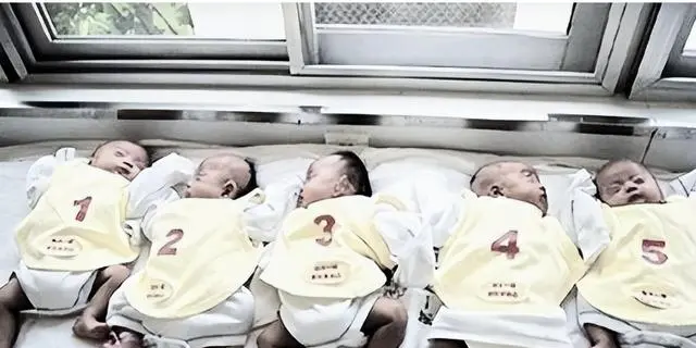 轰动一时的中国首例5胞胎：父亲劳累过世，孩子们20岁在上大学