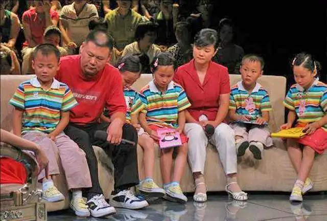 轰动一时的中国首例5胞胎：父亲劳累过世，孩子们20岁在上大学