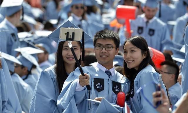 这首写给游子的《回家的路》，让留学生听出《故乡的云》不同的况味