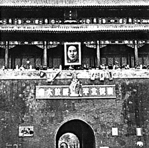 毛主席新画像挂上天安门，北京市民质疑：主席的耳朵怎么只有一只