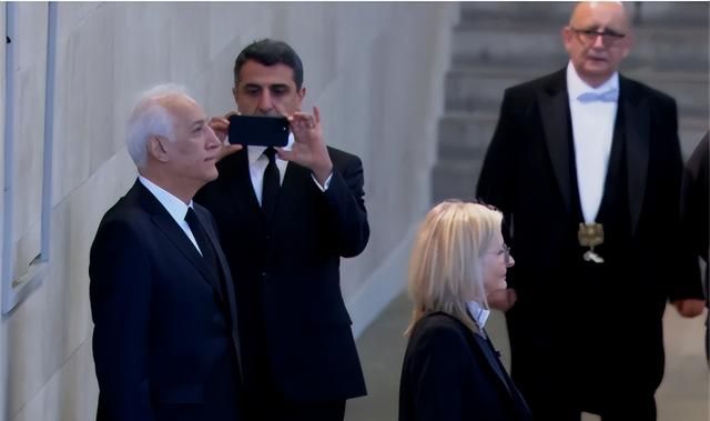 美国表态支持后，亚美尼亚得意忘形，在女王葬礼上做了件出格的事