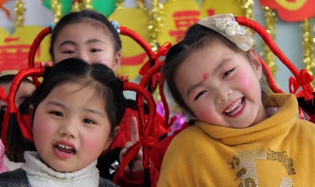 21首幼儿园新年儿歌童谣：舞龙灯新年到等，朗朗上口易学易记！