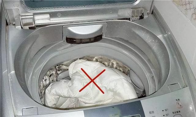 羽绒服放洗衣机会“爆炸”？家政阿姨教你这样洗，比干洗店干净