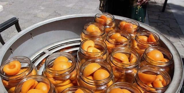 想吃黄桃罐头在家做，甘甜脆嫩，不加防腐剂，存放一年都不坏