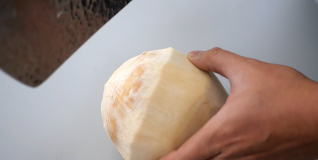 内行人开椰子取肉，只需要10秒，学会“3招办法”，轻松打开椰子