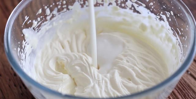 用酸奶就能做的雪糕，口感香甜细腻，比超市卖的更好吃