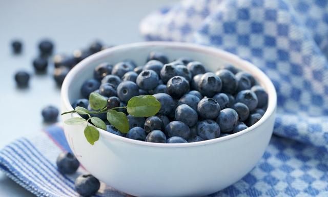 趁打折买了很多蓝莓，做成蓝莓酱就不怕坏了，多种吃法，营养美味