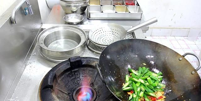 厨师长教一个酸辣可口的秋葵炒肉，秋葵清脆，肉质鲜香细嫩