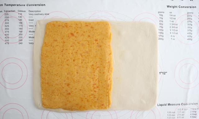 咸蛋黄还能怎么吃？教你制作千层小酥饼，一捏就碎，咬一口酥一地
