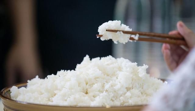 米饭放冷后再吃能降血糖么？属实可以降血糖，但不建议这么吃