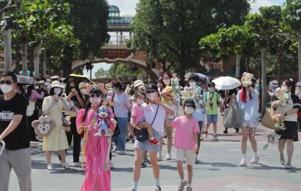 好久不见！上海迪士尼乐园重新开园，粉丝们的装扮太抢镜