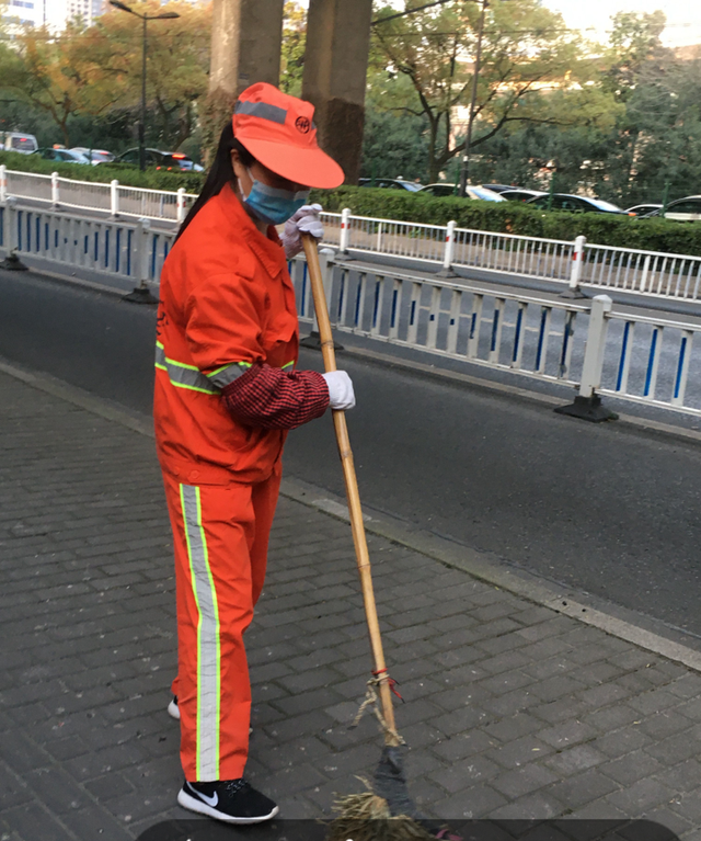 记者见面会上发言卡壳的杭州保洁员黄红梅，为何获得网友点赞？