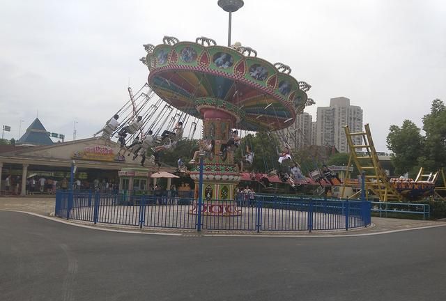 上海锦江乐园，全球最大的过山车游玩项目在这里，敢玩的人没几个