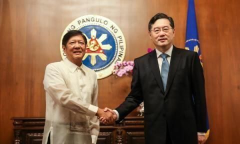 秦刚访问菲律宾，与菲律宾总统小马科斯会晤，为何不挂中国国旗？