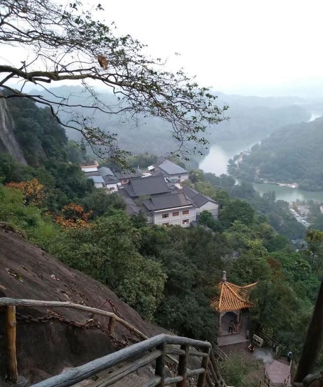 中国红石公园岭南第一奇山--丹霞山