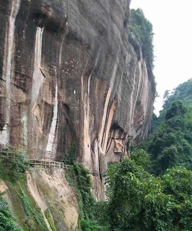 中国红石公园岭南第一奇山--丹霞山