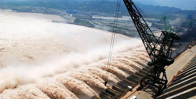 世界第一的三峡大坝，修建有多难？美国人不相信，算了笔账后尖叫