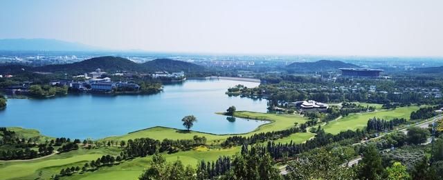 素有“京郊明珠”之称的雁栖湖，就在北京燕山脚下