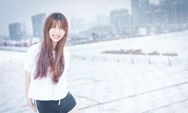 如何拍摄飞飘着的雪(如何拍清楚天上的飘雪)图1