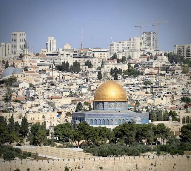 以色列和巴勒斯坦都有一个法定首都耶路撒冷，还都有世界名湖死海