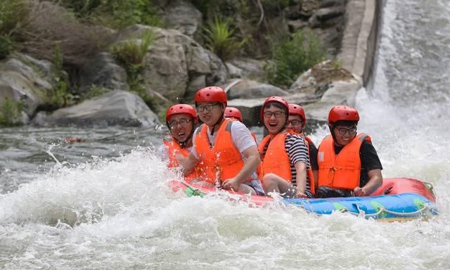 安徽霍山：戏水迎初夏 欢歌伴清凉