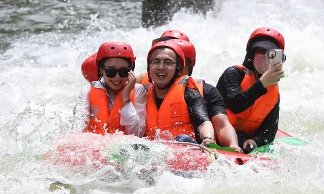 安徽霍山：戏水迎初夏 欢歌伴清凉