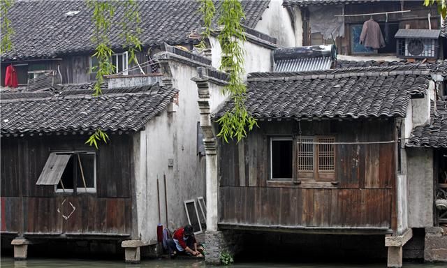 江南乌镇，十大历史文化名镇，素有“中国最后的枕水人家”之誉