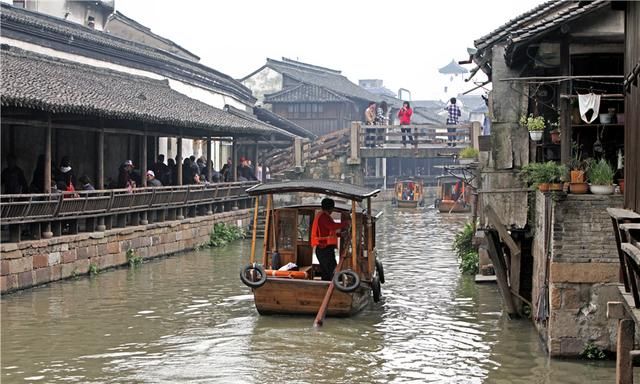 江南乌镇，十大历史文化名镇，素有“中国最后的枕水人家”之誉