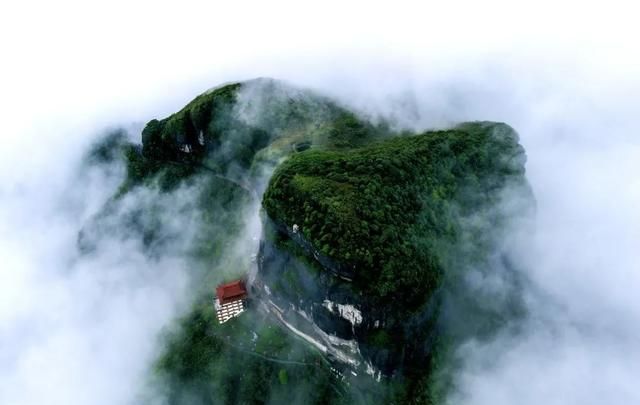 春日登高，遵义必去山峰，每一寸春色都美到极致