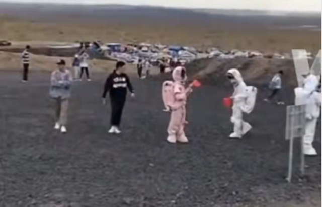 壹现场丨内蒙古有一处活火山火了 游客扮成“宇航员”拍大片