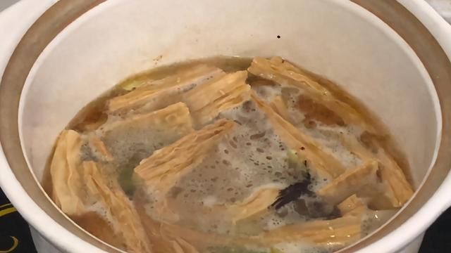 草鱼不红烧了，加1把腐竹上锅炖一炖，肉嫩味美，连汤汁都不剩
