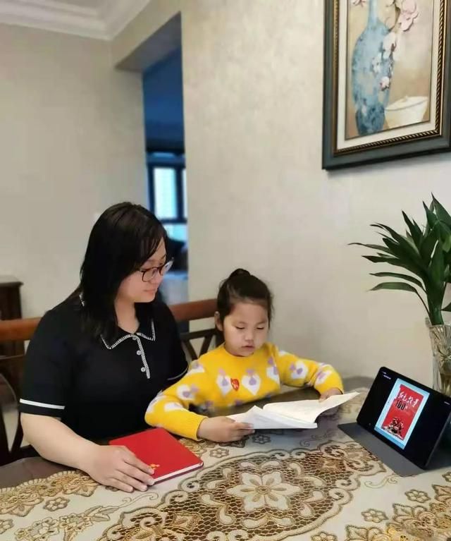 颂百年风华 传红色基因 | 哈尔滨铁路运输检察院举办家庭亲子阅读主题活动