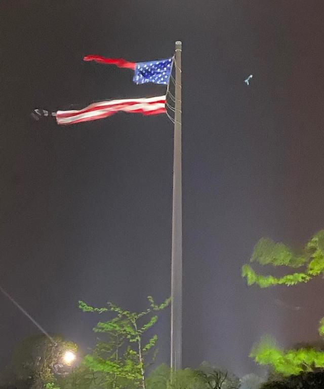 大凶之兆？美国最大国旗重308斤，一人扛不动，被暴风雨撕成两半