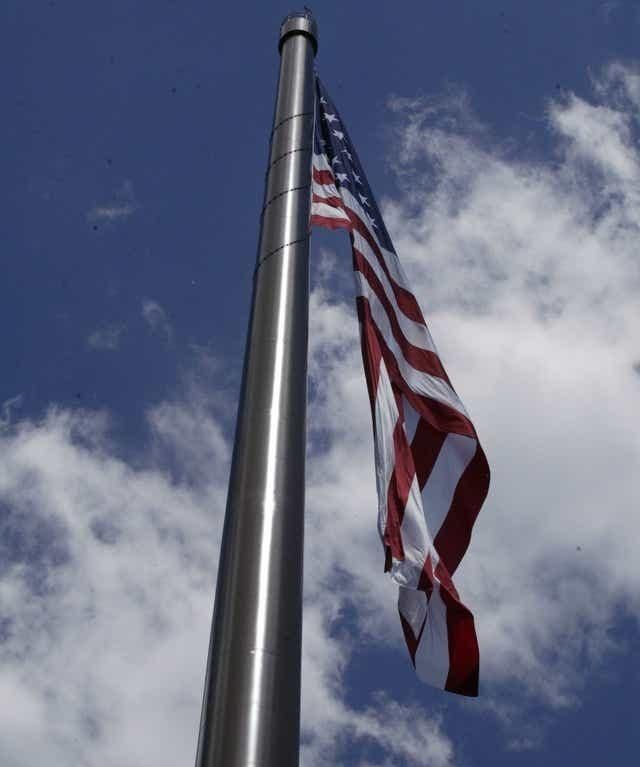 大凶之兆？美国最大国旗重308斤，一人扛不动，被暴风雨撕成两半