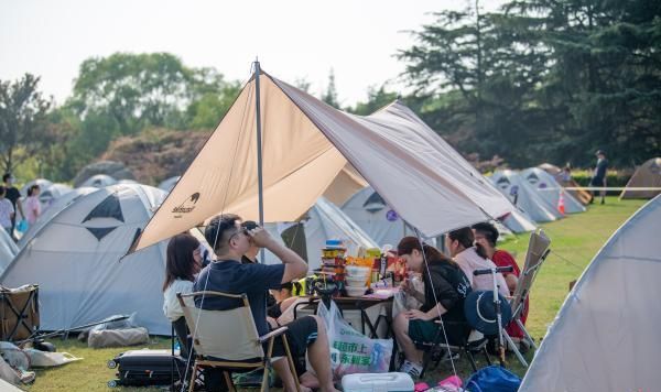 这个国庆假期，东方绿舟的露营帐篷连成片，玩耍项目真的多……