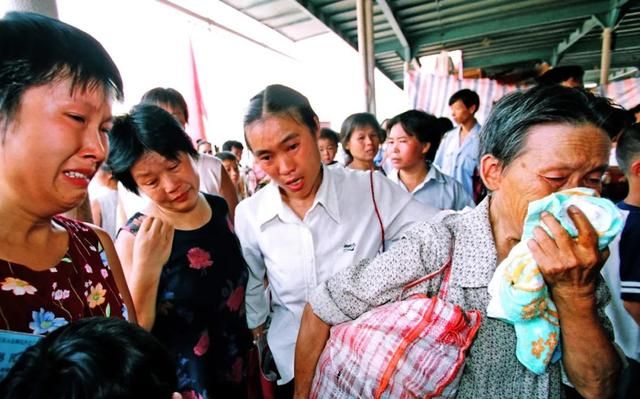 摄影师记录三峡移民27年：老汉带桃树永别故乡，整条船移民哭一片