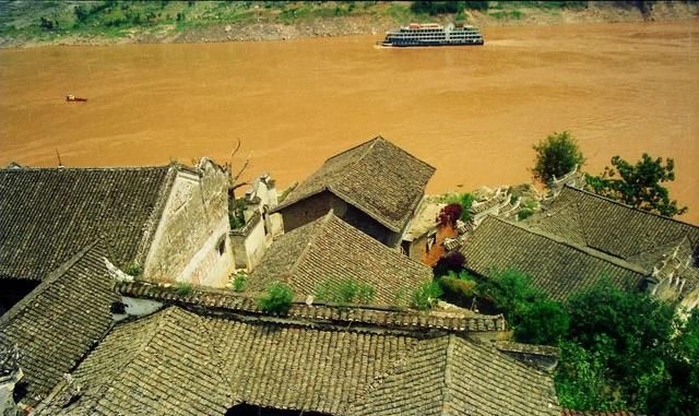 摄影师记录三峡移民27年：老汉带桃树永别故乡，整条船移民哭一片