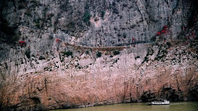 摄影师记录三峡移民27年：老汉带桃树永别故乡，整条船移民哭一片