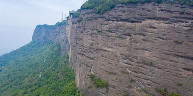 5A剑门关风景区，距离成都约3小时车程，来四川必玩景点之一